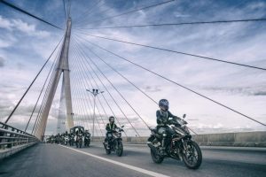 >Đi xe gắn máy về làng quê